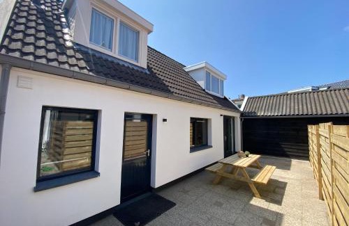De Koog House | Island Life Beach House: Pet-Friendly Retreat with Spa
