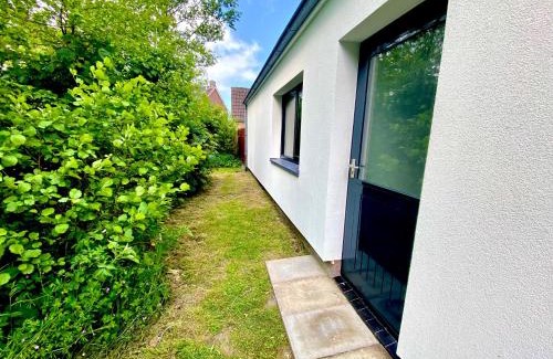 De Koog House | Island Life Beach House: Pet-Friendly Retreat with Spa