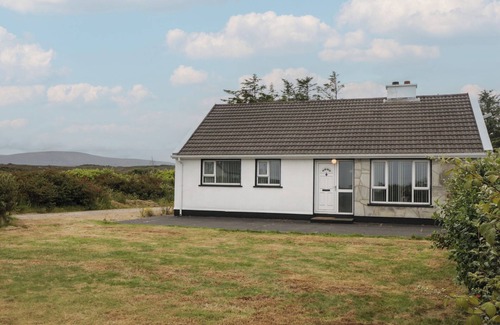 Glaise Bheag Cottage | THE ISLAND'S VIEW, pet friendly in Gortahork, County Donegal