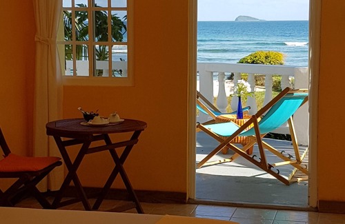 Clifton Hotel | Family-Friendly Islander's Inn with Breakfast & Kitchen Access