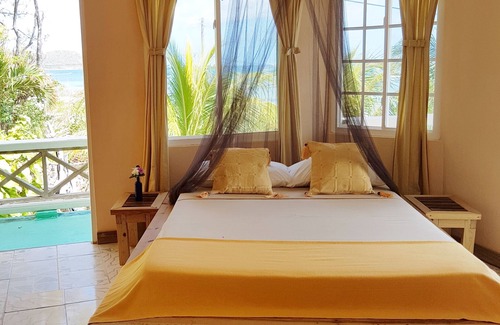 Clifton Hotel | Family-Friendly Islander's Inn with Breakfast & Kitchen Access