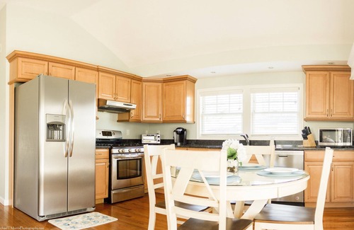 Monomoscoy Island Cottage | Unforgettable Islander Retreat: Ocean Views & Cozy Fire Pit
