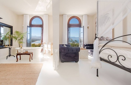 Plettenberg Bay Hotel | Experience Comfort at The Ivory Haus: Pool & Dining Await!