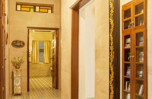 Ballygunge Bed & Breakfast | Charming Ivy House: 9/10 Rated with Family-Friendly Amenities