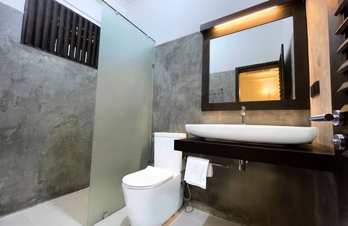 New Town Hotel | Discover The Ivy Lake: Family-Friendly Retreat with Dine-In