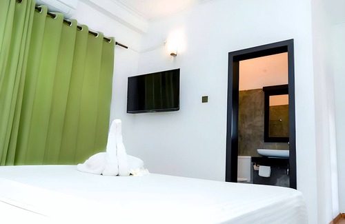 New Town Hotel | Discover The Ivy Lake: Family-Friendly Retreat with Dine-In