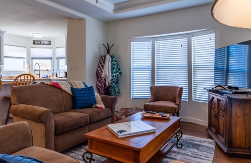 Bradley House | Relaxing Retreat at The J's Nest Cottage with Mountain Views