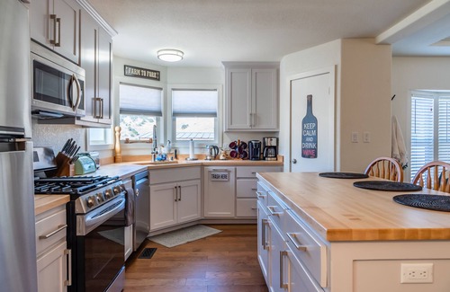 Bradley House | Relaxing Retreat at The J's Nest Cottage with Mountain Views