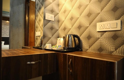 Nishat-Shalimar Hotel | Discover The Jamawar: 4-Star Retreat with Pet-Friendly Amenities