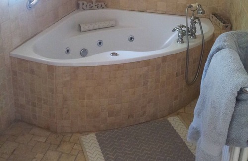 Colchester Bed & Breakfast | Experience The Jasmine Room: Top-Rated with Kitchen & Breakfast