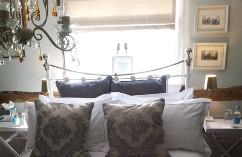 Colchester Bed & Breakfast | Experience The Jasmine Room: Top-Rated with Kitchen & Breakfast