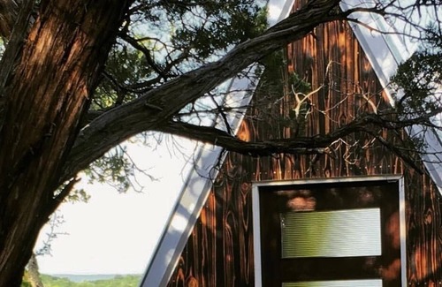 Oatmeal Cabin | The jAy frAme A Texas hill country treasure