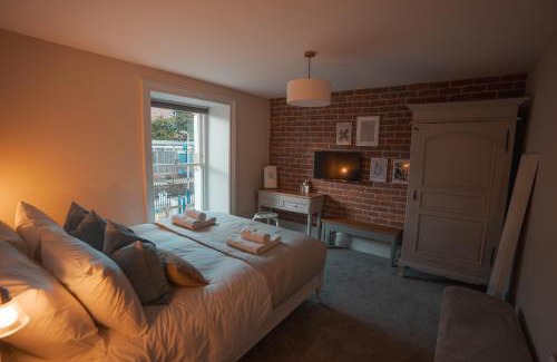 High Peak Apartment | Highly Rated Jodrell Suites: Pet & Child Friendly Retreat