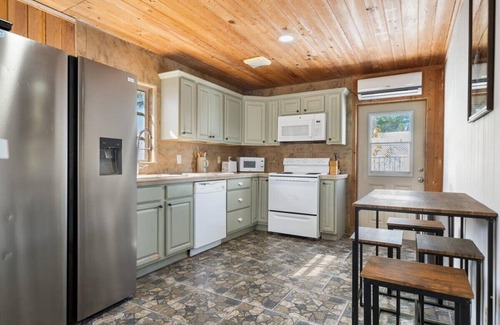 Bahama Palm Shores House | The Jolly Roger: 2-bedroom beachfront home-sleeps 6-Casuarina Point w/pool