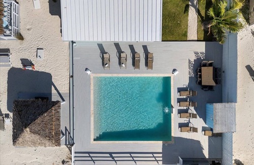 Bahama Palm Shores House | The Jolly Roger: 2-bedroom beachfront home-sleeps 6-Casuarina Point w/pool