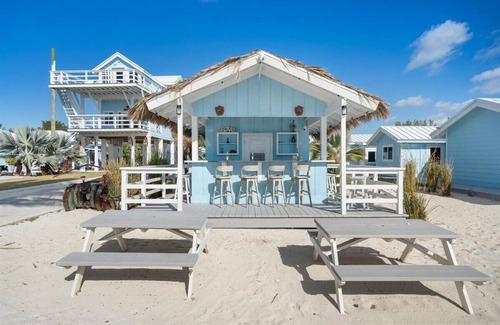 Bahama Palm Shores House | The Jolly Roger: 2-bedroom beachfront home-sleeps 6-Casuarina Point w/pool