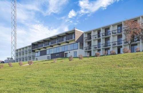 Jordan Harbour Hotel | Explore Ramada by Wyndham Jordan/Beacon Harbourside Resort