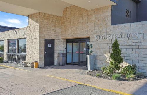 Jordan Harbour Hotel | Explore Ramada by Wyndham Jordan/Beacon Harbourside Resort
