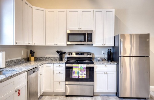 Biloxi Apartment | Oceanfront Josette Room: Family-Friendly Retreat in Biloxi