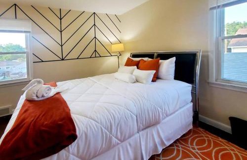 Pontiac House | Explore The Joslyn Chateau: Ideal for Families, Rated 10/10
