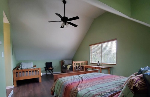 Bertram House | Cozy Retreat at The Junction Hut with Spa & Breakfast