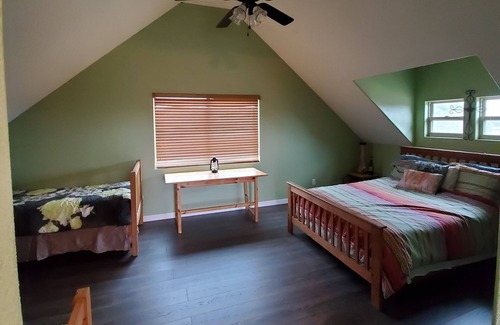 Bertram House | Cozy Retreat at The Junction Hut with Spa & Breakfast