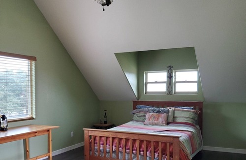 Bertram House | Cozy Retreat at The Junction Hut with Spa & Breakfast
