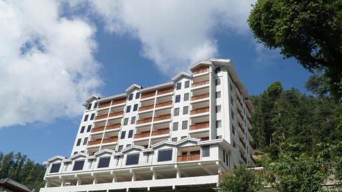 Mundaghat Hotel | Experience The Jungle Mountain Retreat: Pet Friendly Oasis