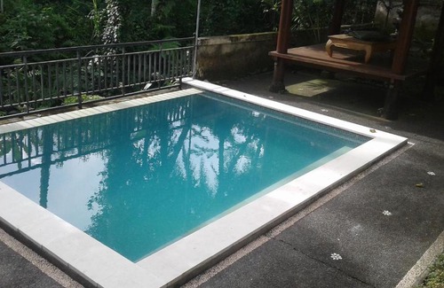 Melayang House | Budget-Friendly Stay at The Junjungan Bungalow with Pool