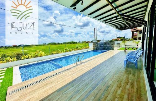 Kampung Kepong Villa | The Juzi House - private pool homestay