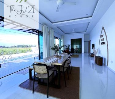 Kampung Kepong Villa | The Juzi House - private pool homestay