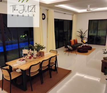 Kampung Kepong Villa | The Juzi House - private pool homestay