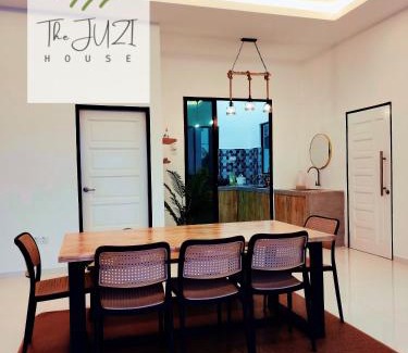 Kampung Kepong Villa | The Juzi House - private pool homestay