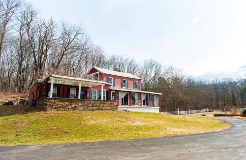 Catskill House | Experience Comfort at The Kaaterskill: Pet Friendly & Hot Tub