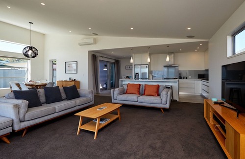 South Bay House | Discover The Kaikoura Bach Retreat: Family-Friendly Getaway