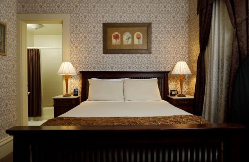 Central Business District Bed & Breakfast | Discover Kalamazoo House: 4-Star Spa Getaway with Breakfast