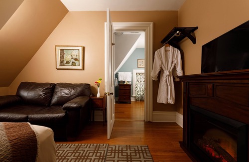 Central Business District Bed & Breakfast | Discover Kalamazoo House: 4-Star Spa Getaway with Breakfast