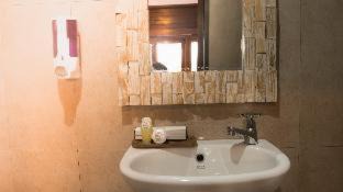 Sampalan House | Relax at The Kanha Palace: Pool and Oceanfront Escape