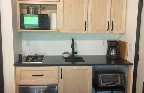 Rocheport Apartment | Charming Katy Trail Retreat: Pet-Friendly with Bike Garage