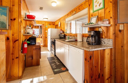 Three Rivers Cabin | Cozy Kaweah River Cabin for 8, Minutes from Entrance