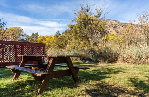 Three Rivers Cabin | Cozy Kaweah River Cabin for 8, Minutes from Entrance