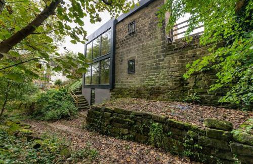 Cragg Vale House | Pet-Friendly Retreat: The Keep at Castlegate in Hebden Bridge