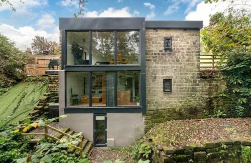 Cragg Vale House | Pet-Friendly Retreat: The Keep at Castlegate in Hebden Bridge