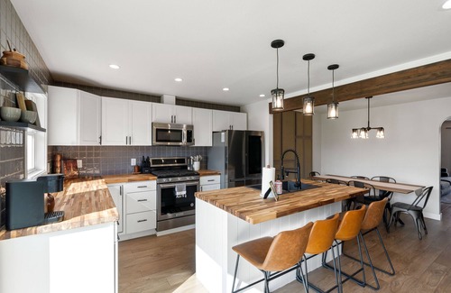 Keizer House | Pet-Friendly Retreat at The Keizer Craftsman - 10/10 Rated