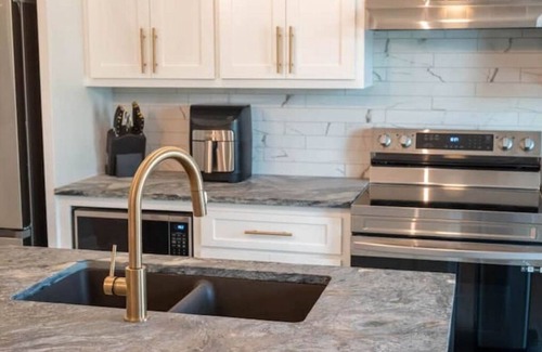 Belle Mina Apartment | Relaxing Getaway at The Kennedy Suite D with Spa & Hot Tub