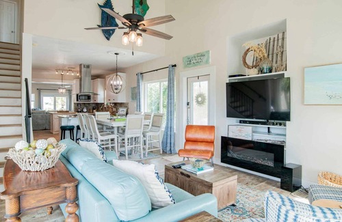 Sharp Reef House | Key Lime Cottage: Pet-Friendly Getaway with Pool & Canal Access