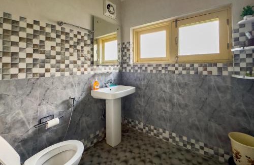 Srinagar Apartment | Guest Rated 9.3: Khwaab Gah with Kitchen & WiFi in City Centre