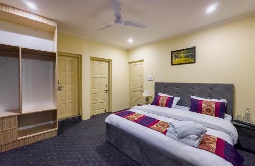 Srinagar Apartment | Guest Rated 9.3: Khwaab Gah with Kitchen & WiFi in City Centre