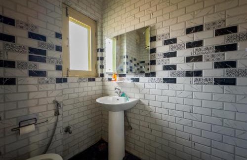 Srinagar Apartment | Guest Rated 9.3: Khwaab Gah with Kitchen & WiFi in City Centre