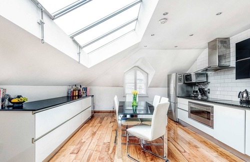 Frognal and Fitzjohns Apartment | Experience The King of Spades Suite with Kitchen & Breakfast